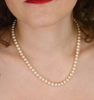 Naszyjnik z naturalnych białych pereł 6 mm, długość 50 cm, supełkowany splot, beczułkowe zapięcie ze srebra 925. Delikatny i elegancki – idealny na ślub, wieczór lub prezent (2).JPG